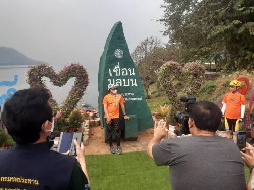 อำเภอครบุรีร่วมกับศูนย์การเรียนรู้กีฬาและนันทนาการจัดกิจกรรมผู้ว่าวิชียร จันทรโณทัย พาปั่นเส้นทางสายเขื่อนมูลบนบ้านตลิ่งชั่น
